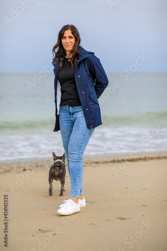 Frau mit Hund am Strand beim Spazierengehen  © Olaf Kunz