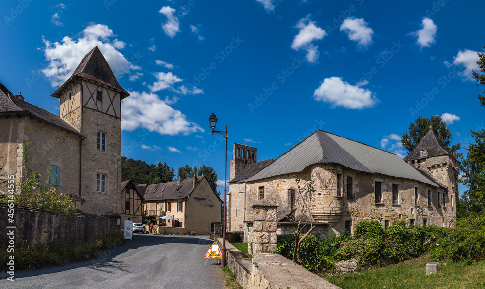 Condat sur Vézère (Dordogne) - Vue panoramique du donjon de la Commanderie et de l'église Notre-Dame-et-Saint-Jean-Baptiste