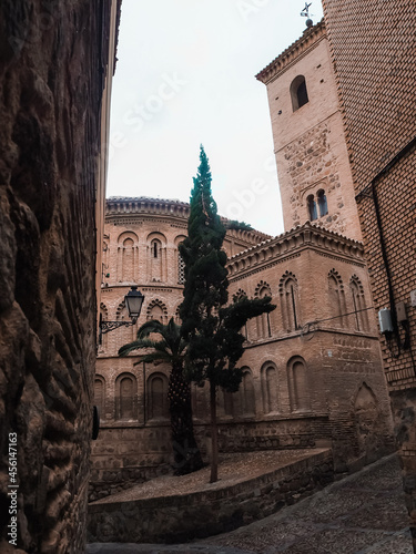Photography Vertical shot of church santo tome with tall tree in toledo, spain