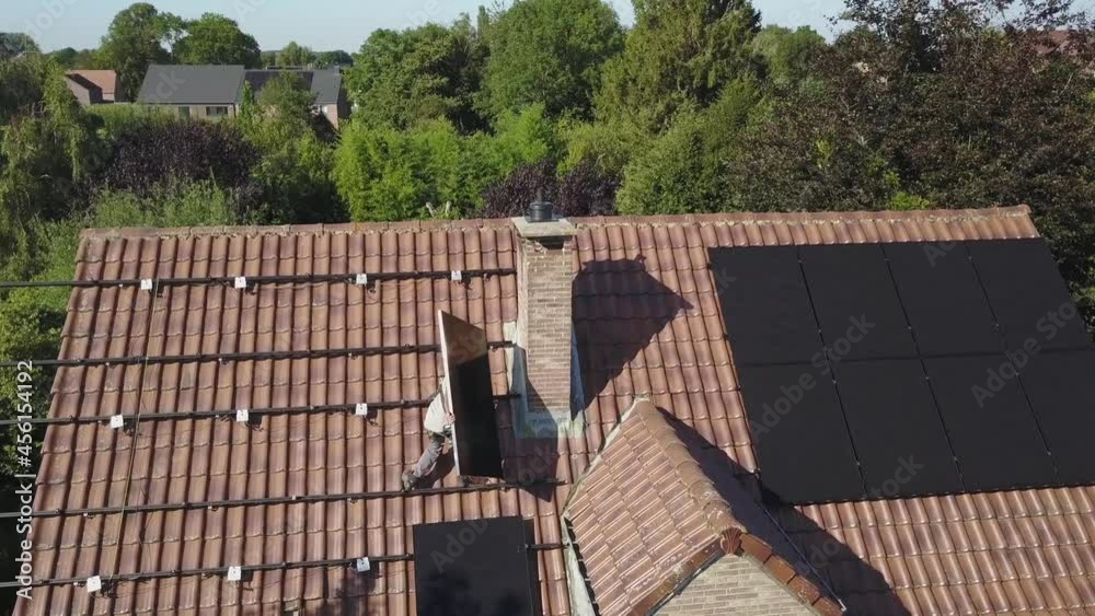 placement panneaux solaires photovoltaique maison energie ecologie renouvelable durable vert toit job travail danger
