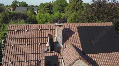 placement panneaux solaires photovoltaique maison energie ecologie renouvelable durable vert toit job travail danger photo