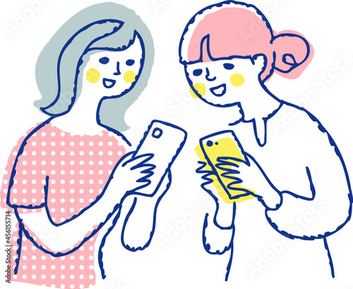 スマホの画面を見せ合う女性二人