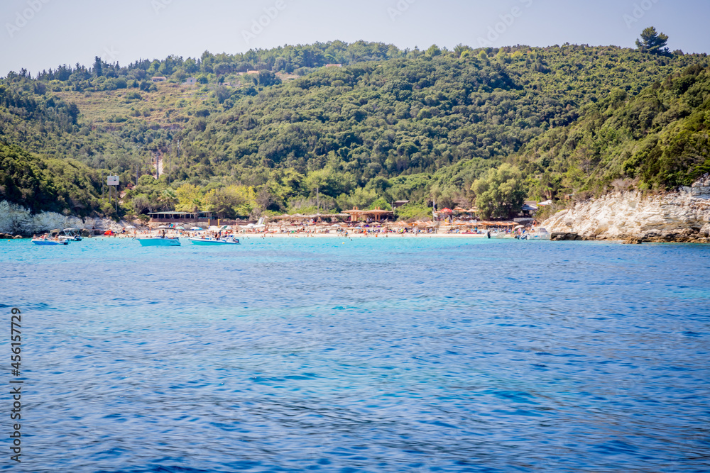 Fototapeta premium Les côtes de Antipaxos vues depuis la mer
