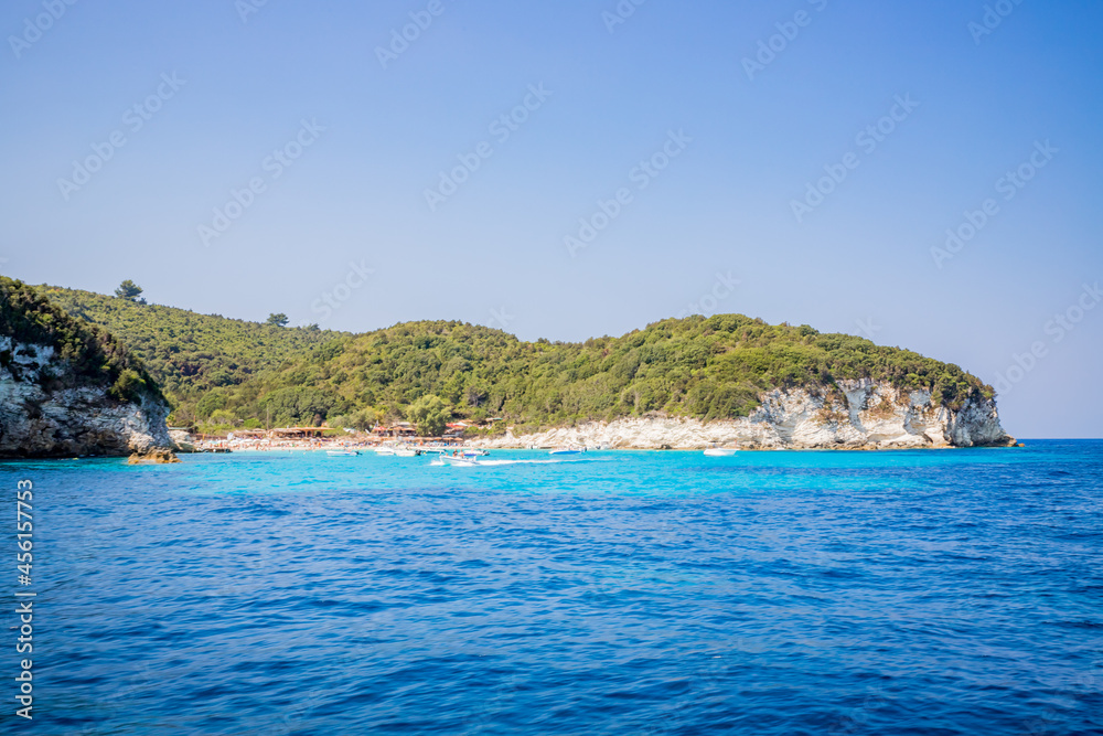 Les côtes de Antipaxos vues depuis la mer Les côtes de Antipaxos vues depuis la mer