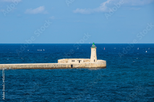 Landschaft mit Leuchtturm und Mittelmeer in Valletta, Malta © Natalia Greeske