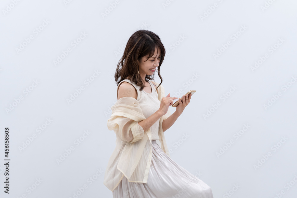 携帯電話を使う女性 携帯電話を使う女性