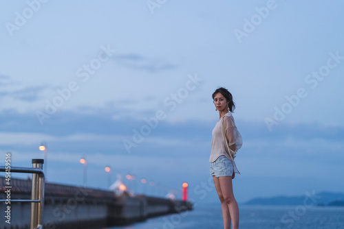 夕暮れの海岸にいる女性 © peach100