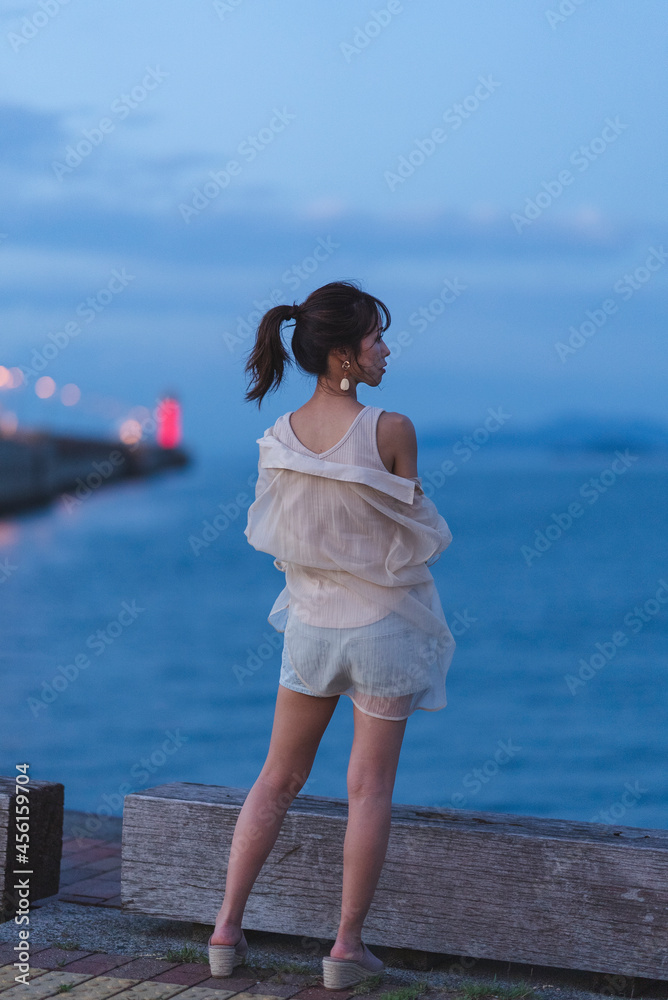 夕暮れの海岸にいる女性 夕暮れの海岸にいる女性