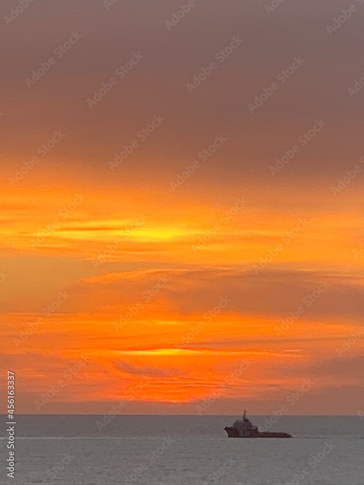 Fototapeta premium boat at sunset