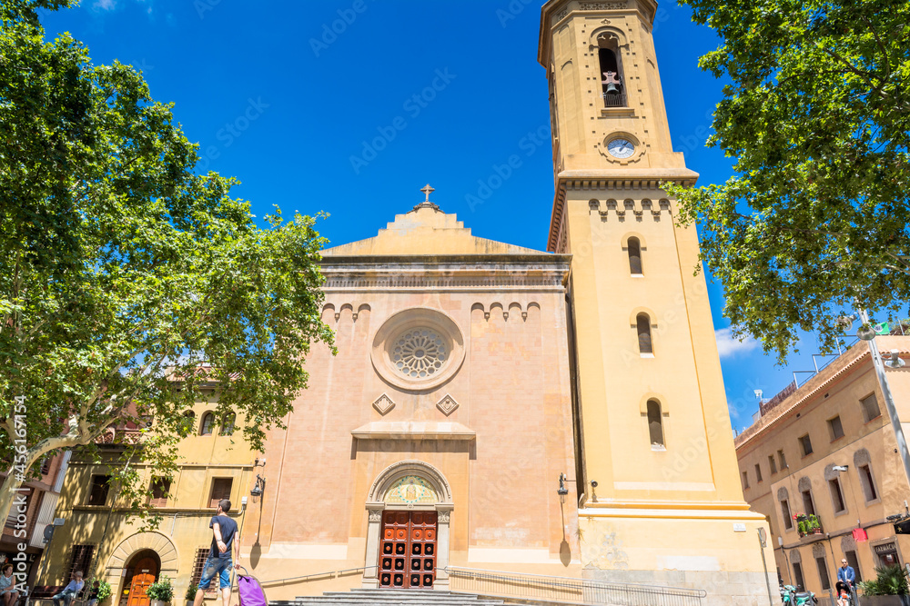 Fototapeta premium Plaça de la Concòrdia and Església de Santa Maria del Remei in Les Corts, Barcelona
