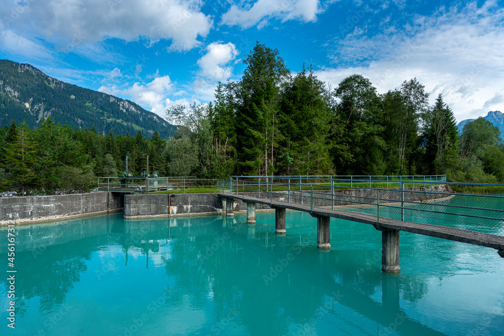 kleiner Stausee am Fluss Lech in der Stadt Reutte, Tirol