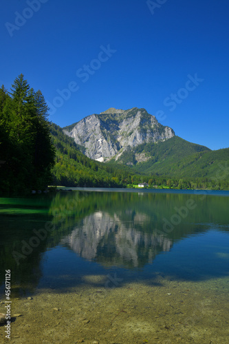 Der idyllische Langbathsee in den Bergen