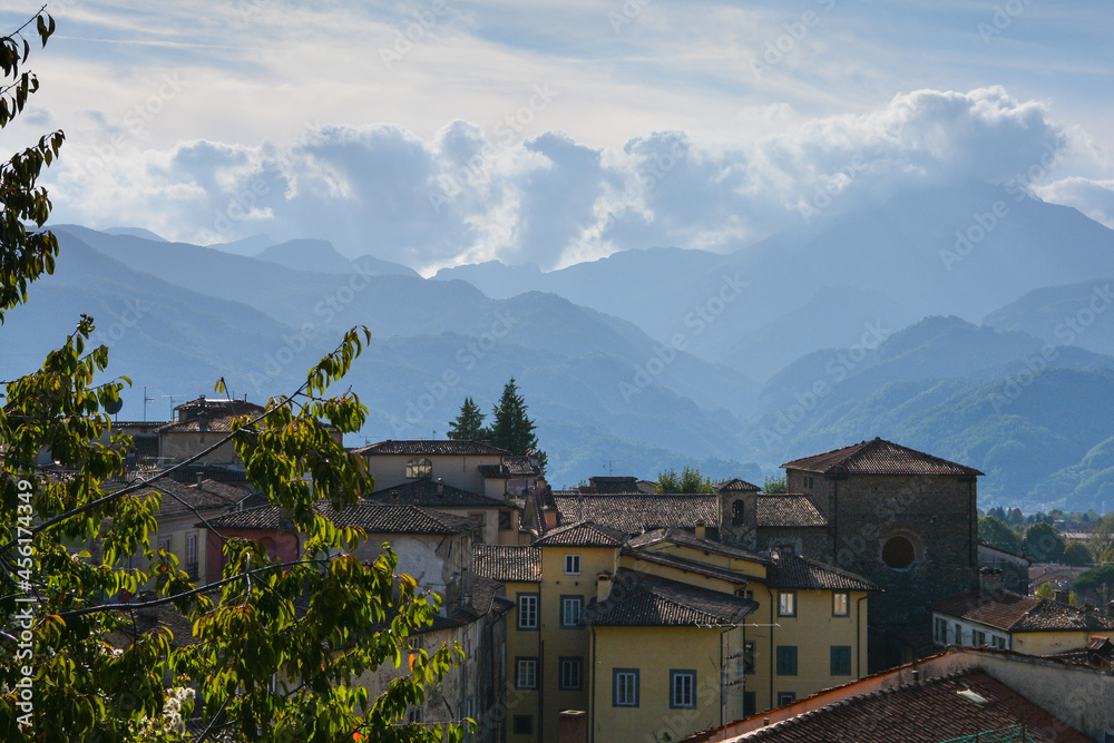 Ansicht der Altstadt von Barga von oben. Im Hintergrund typische Berglandschaft der Toskana.
