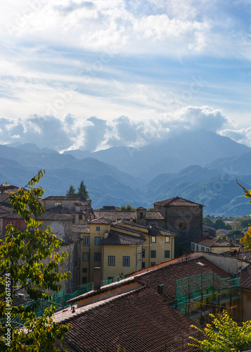 Blick über die Dächer der Altstadt von Barga in der Toskana. Im Hintergrund toskanische Berglandschaft.