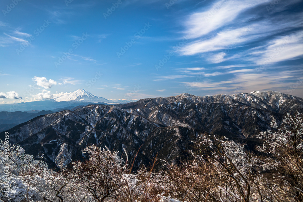 冬の大山山頂から見た富士山と丹沢の山々
【Mt. Fuji and Tanzawa Mountains seen from Mt. Oyama in winter】