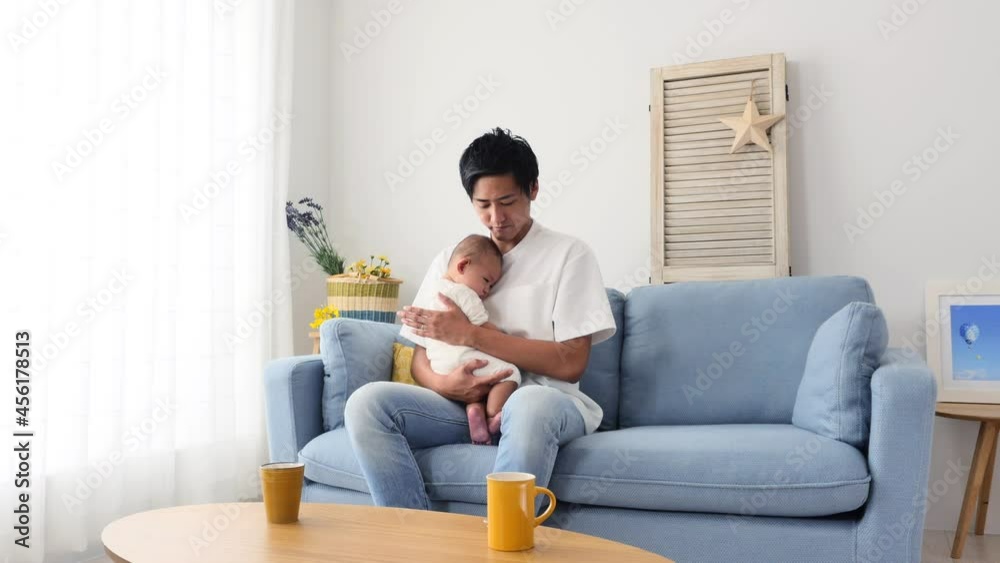 赤ちゃんを抱く父親 赤ちゃんを抱く父親