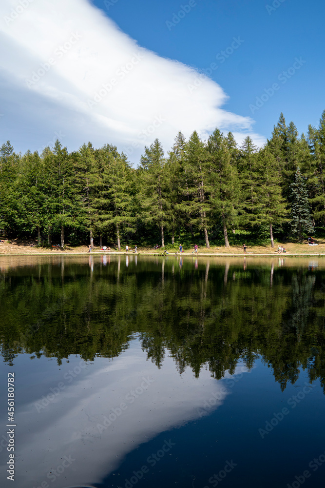 Fototapeta premium Il lago della Ninfa, alle pendici del monte Cimone, a 1500 metri di altezza nel comune di Sestola.