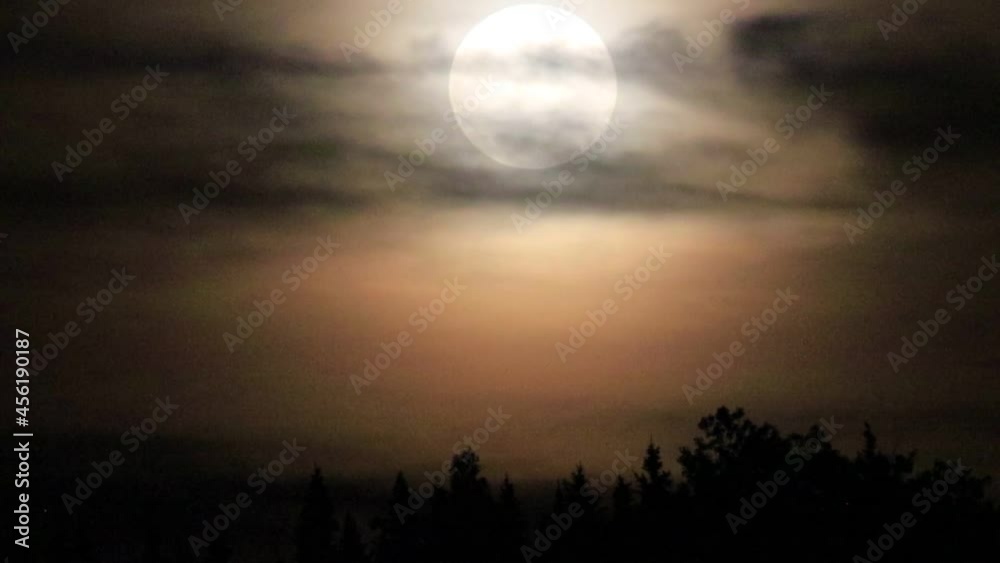 un super lune dans le ciel