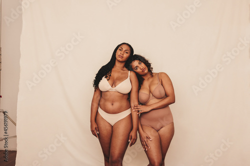 Foto Two body positive young women standing in underwear