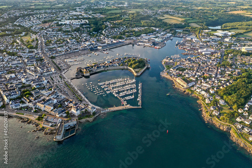 Luftaufnahme, Drohnenaufnahme vom Hafen, der Marina und der Ville Close, historische Altstadt, von Concarneau bei Sonnenuntergang, Département Finistère, Bretagne, Frankreich