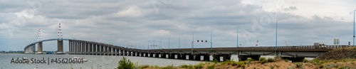 Große Panorama Aufnahme der Saint-Nazaire-Brücke an der Loire Mündung in den atlantischen Ozean, Mindin, Département Loire-Atlantique, Frankreich