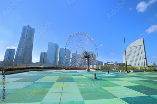 神奈川県横浜市みなとみらいの観覧車のある風景