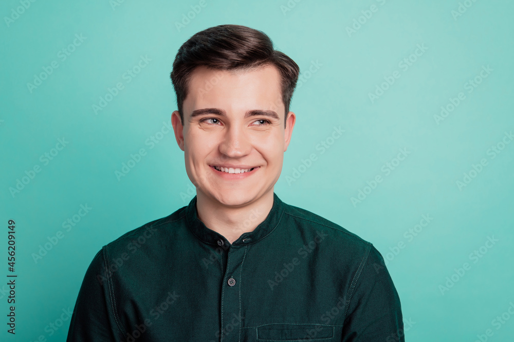 Obraz premium Photo of young business man employer smiling at empty space isolated turquoise background