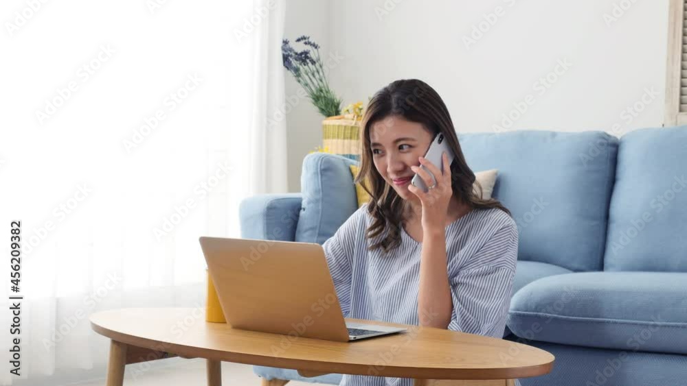 部屋でスマホで話す女性 部屋でスマホで話す女性