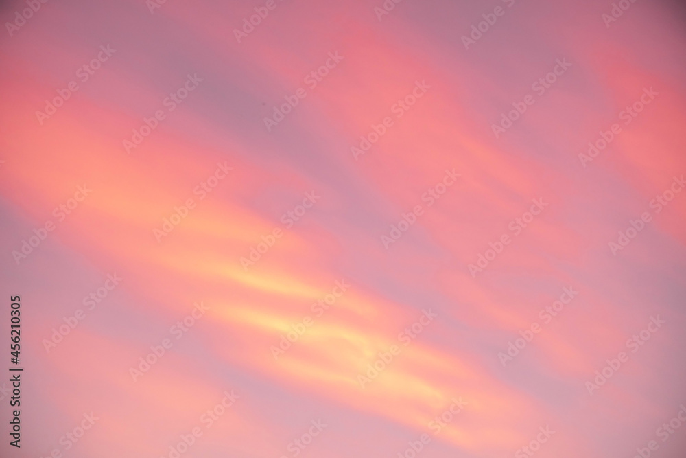 Obraz premium beautiful orange clouds and sunlight on the blue sky perfect for the background, take in everning,Twilight