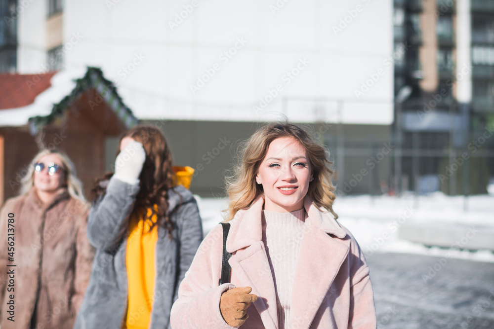 Obraz premium Three beautiful Russian girls are having fun on the street