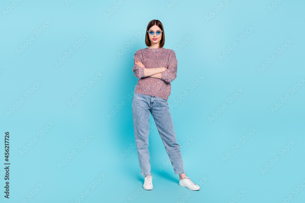 Photo of self-assured lady folded arms wear sunglass knitted pullover jeans shoes isolated blue color background Photo of self-assured lady folded arms wear sunglass knitted pullover jeans shoes isolated blue color background