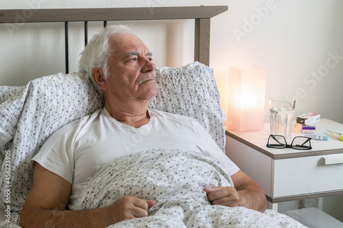 Papier peint aging senior man male bed sick ill alone retired resting virus unhappy sad