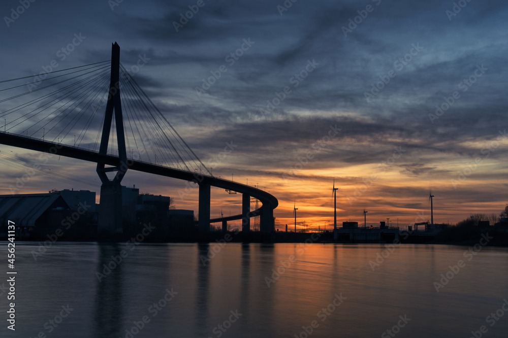 Fototapeta premium Köhlbrandbrücke Sonnenuntergang