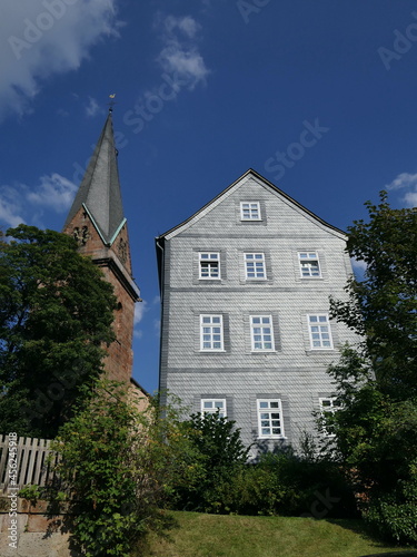 Pfarrhaus und Kirche in Wetter, Hessen