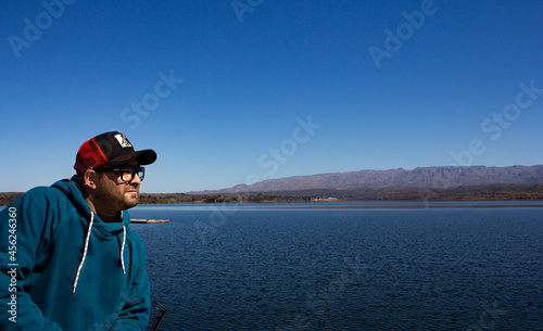 Male model wearing sportswear looking at the lagoon © Leandro