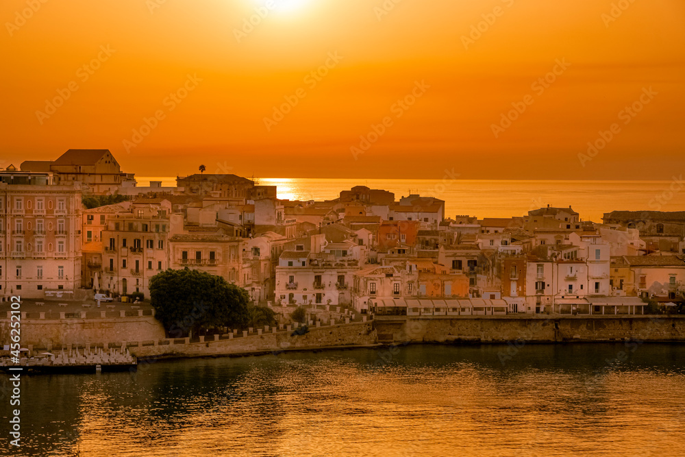 Vue de la ville de Syracuse en Sicile, Italie au lever de soleil.	