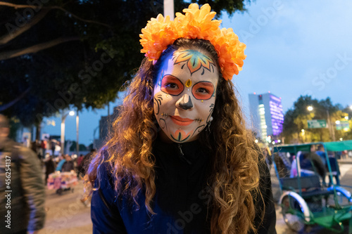 Rostro de mujer joven disfrazada de catrina en fiesta de halloween