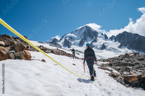Foto Two females Rope team members on acclimatization day dressed in mountaineering c