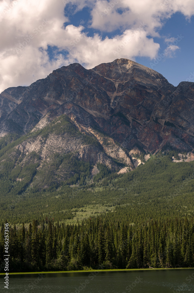 Obraz premium landscape on Pyramid Lake in Jasper in Canada