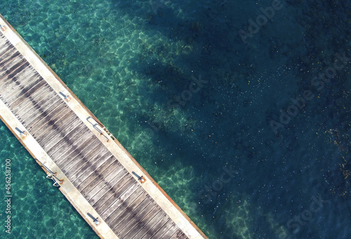 Ponton sur mer des Caraïbes vue aérienne de drone © Cyril