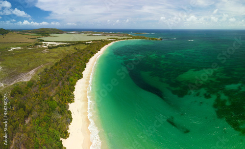 Plage des Caraïbes en Martinique vue aérienne de drone