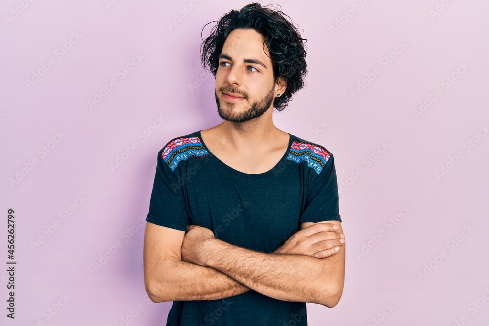 Obraz premium Handsome hispanic man with arms crossed gesture smiling looking to the side and staring away thinking.