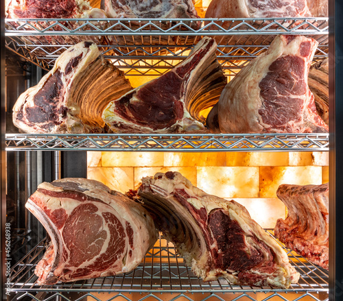 Foto Beef steak in dry aged meat aging cabinet