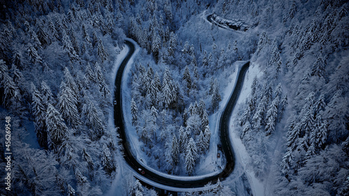 Route enneigée des alpes  © aurelien