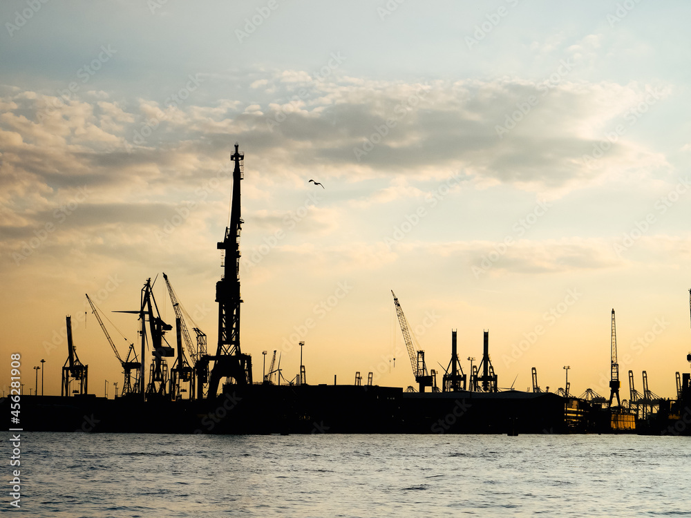 Obraz premium Hamburg harbor sunset
