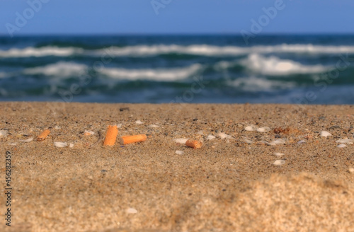 Mégots de cigarettes sur une plage photo