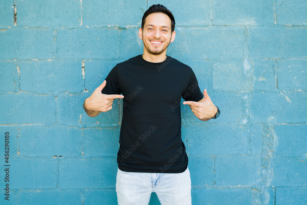 Excited man wearing a black casual t-shirt - obrazy, fototapety, plakaty 