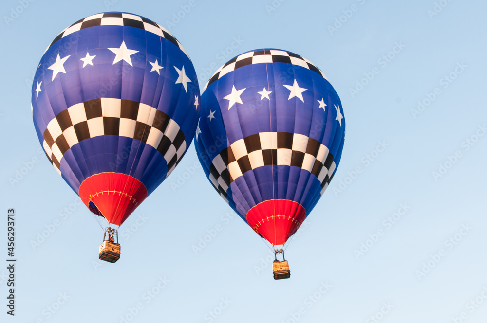 Naklejka premium hot air balloons in blue sky