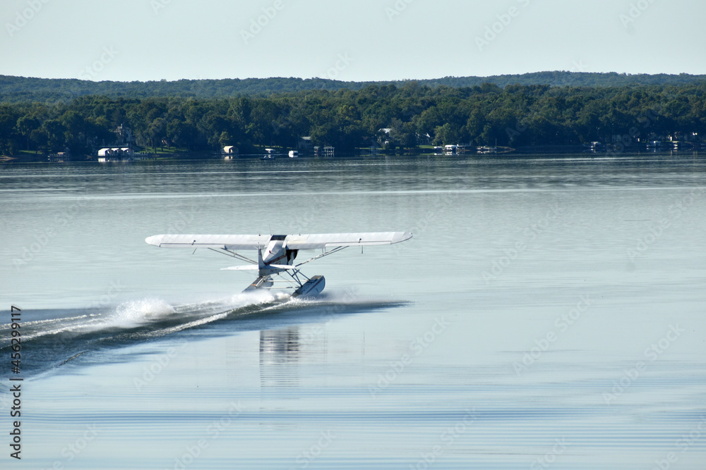 Obraz premium Float plane on Minnesota lake
