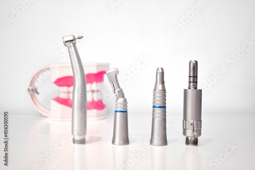 Instrumento dental pieza de alta y baja para dentistas, con fondo blanco en consultorio, de alta velocidad, dentist dental clinic photo